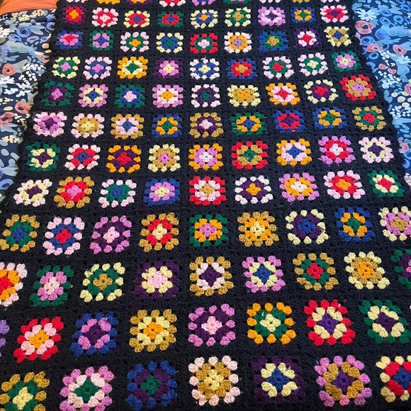 GORGEOUS granny square crocheted blanket. - Picture 2 of 2